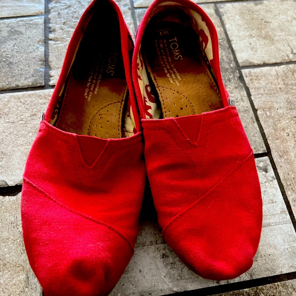 Ladies size 7 Tom’s brand canvas loafer